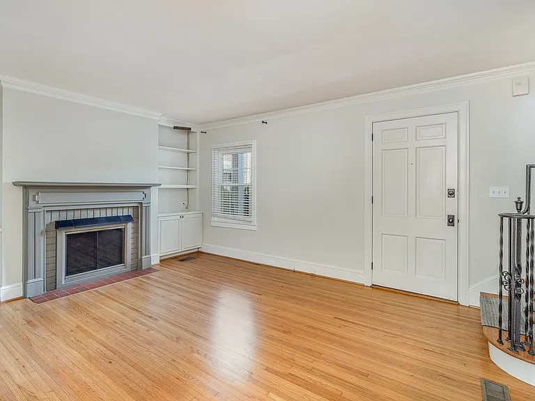 2240 Roswell Ave #4 — Photo 9