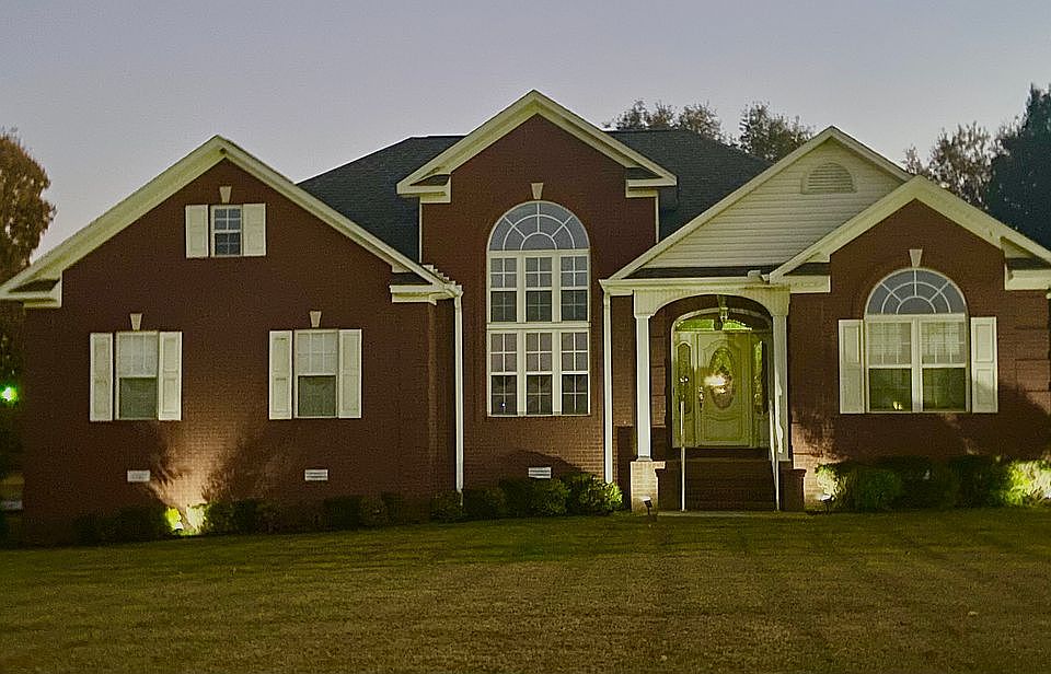 1st image of 825 Hester Ave