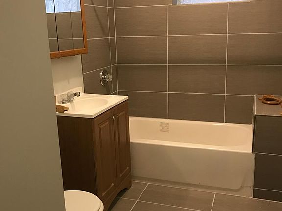 3rd image of 702 E 50th Pl #102