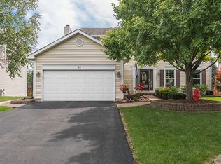 35 Georgetown Dr, Cary, IL 60013