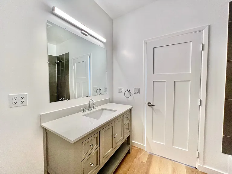 2223 Redwood Ave — Photo 3