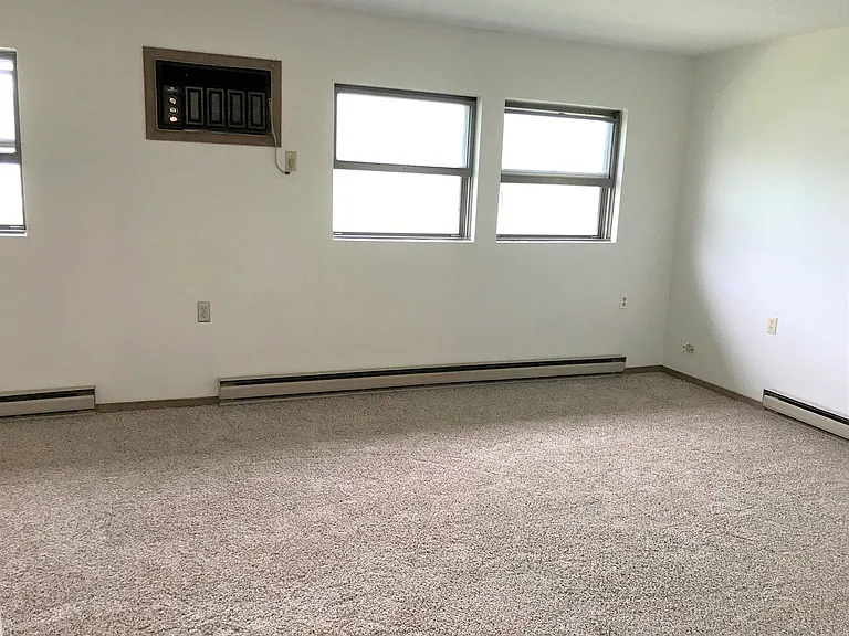 228 E Chicago Ave — Photo 5