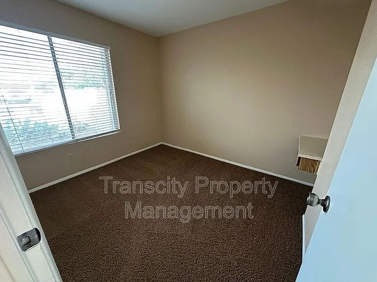 743 W Fordham Dr — Photo 4