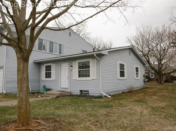 207 Neptune Dr, Walled Lake, MI 48390