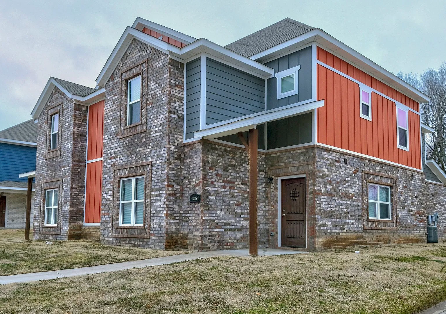 Pre-Leasing 6/11/27 - 3 Bed / 2.5 Bath Duplex With Two Car Garage - Minutes From U Of A! — Photo 1