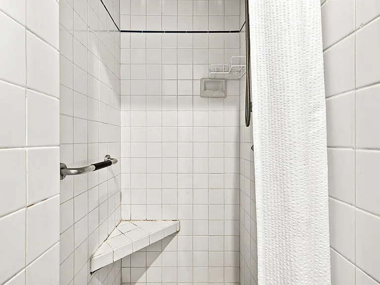 1615 N Laurel Ave #214 — Photo 20