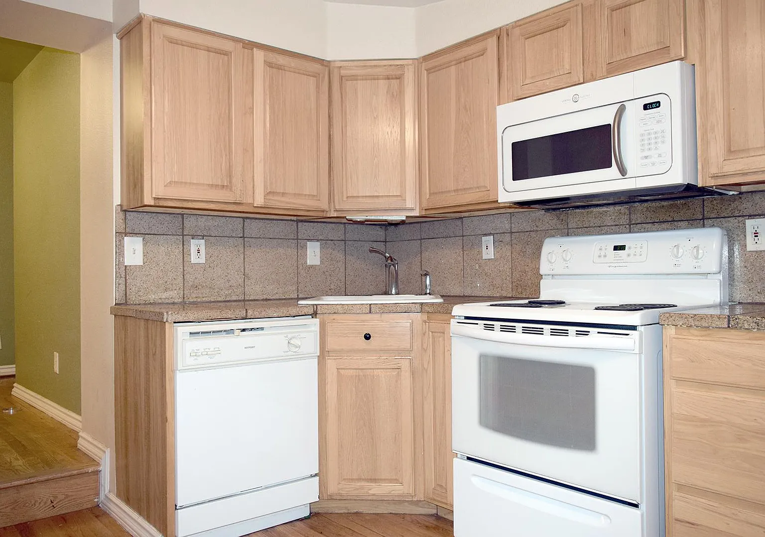 2 bed, 1.5 bath, 834 sqft, $1,995 — Photo 3