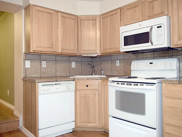 2532 N Clay St — Photo 3