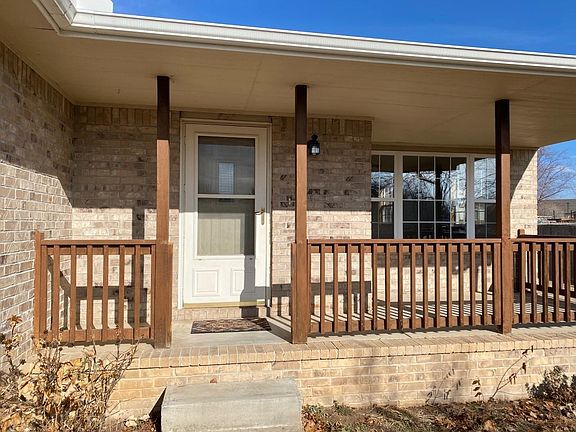 2nd image of 810 Lakepoint Dr