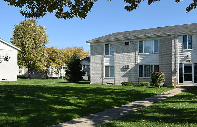 Sterling Park Apartments — Photo 23