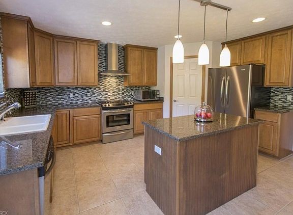 3rd image of 27246 Cliffside Cir