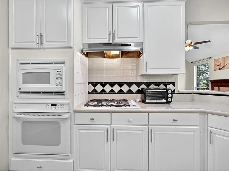 18502 Berry Leaf Ct — Photo 9