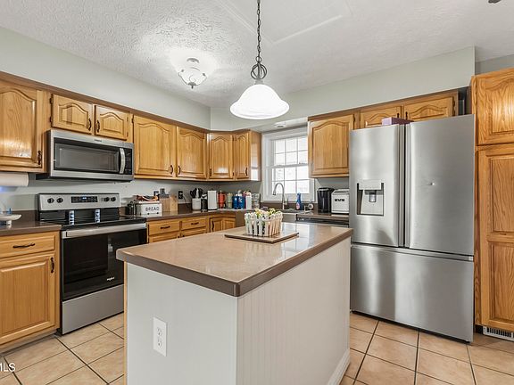 3rd image of 410 Appian Way