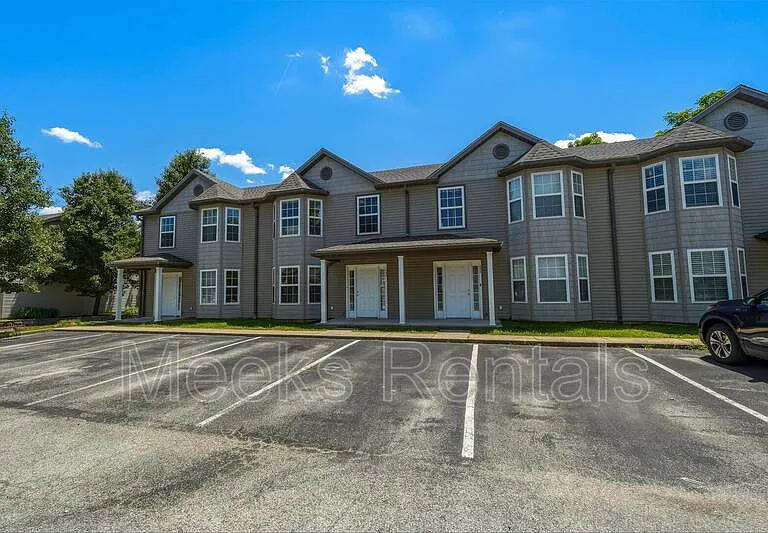 Ariel Pointe Townhomes — Photo 3
