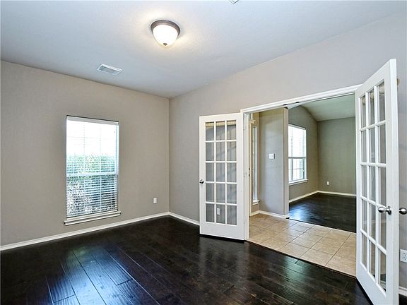 5th image of 121 Walnut Creek Dr