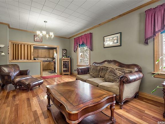 4th image of 305 11th St E
