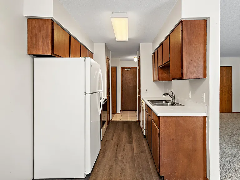 Kings Manor Apartments — Photo 13
