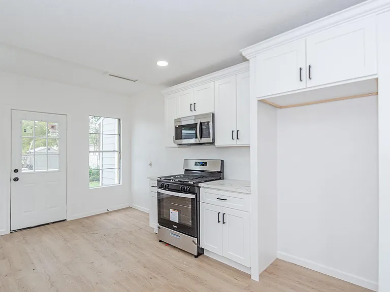320 E Murrill St — Photo 10