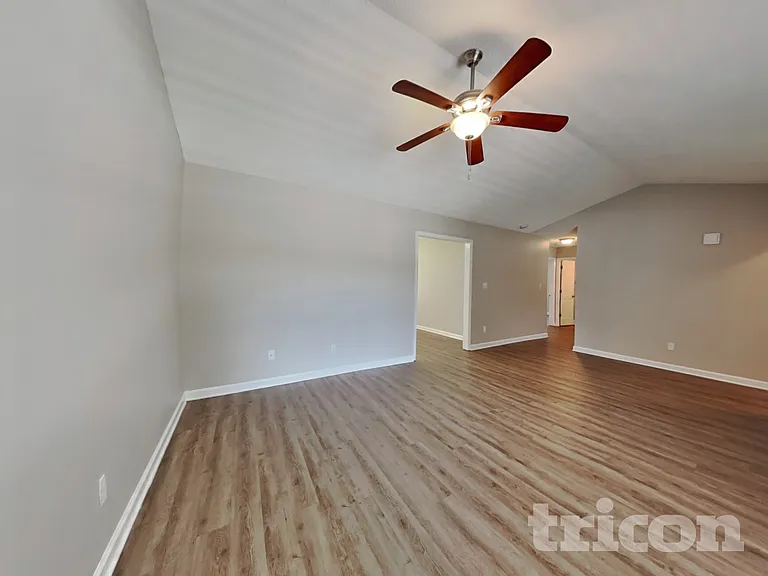 2112 McKinnon Dr — Photo 3