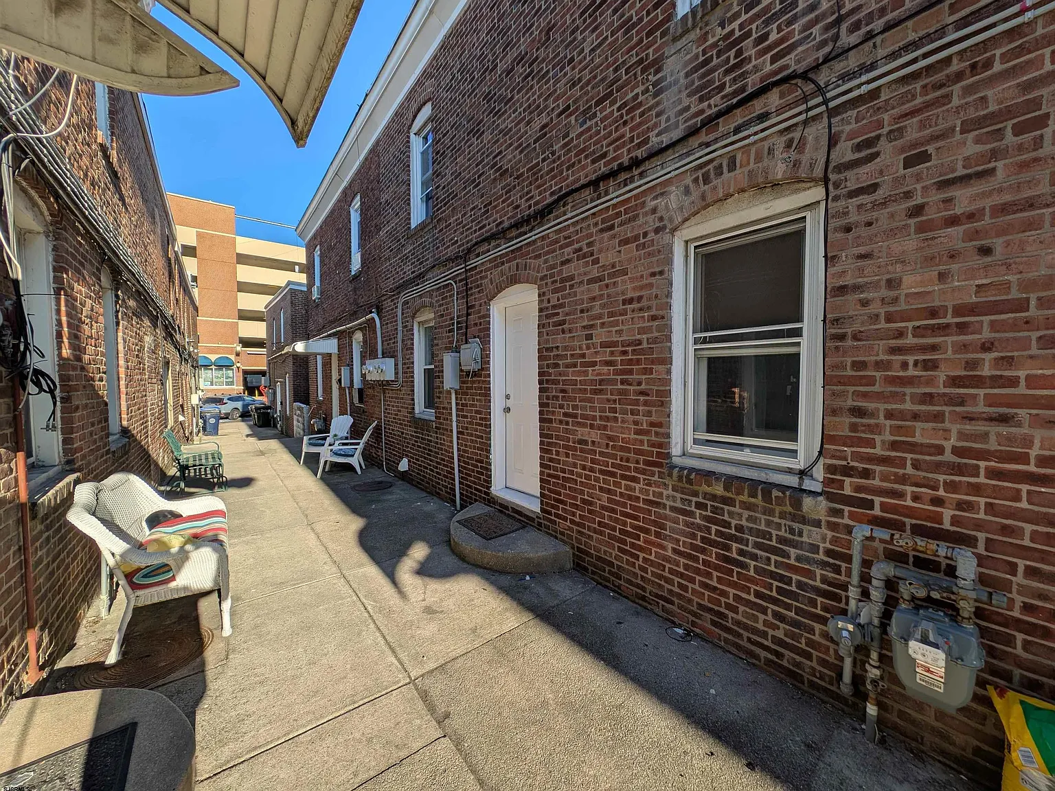 3 bed, 1.0 bath, 1000 sqft, $2,225 — Photo 3