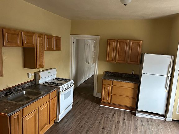 2nd image of 452 E Cumberland St #2