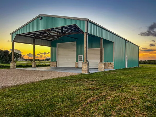 185 E Tiki Dr, Seadrift, TX 77983