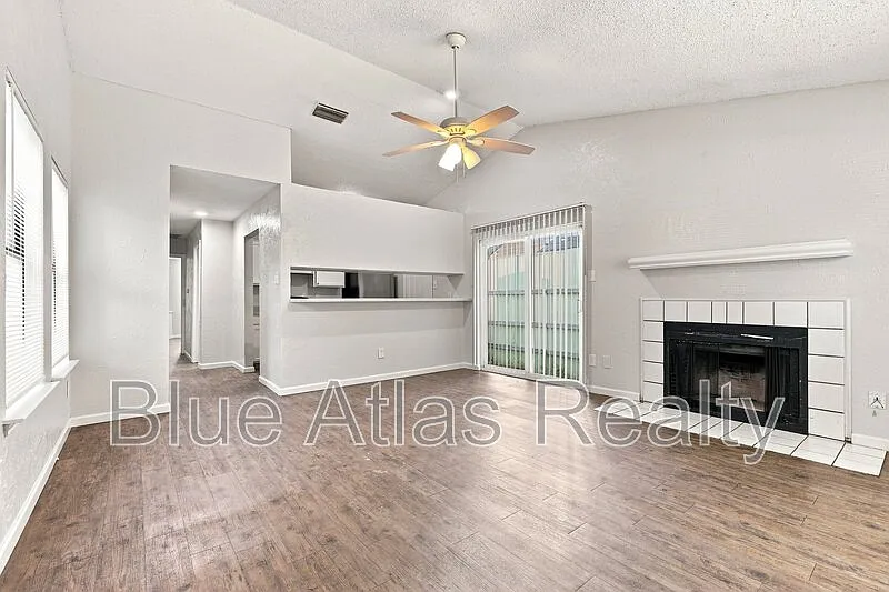 3 bed, 2.0 bath, 1048 sqft, $1,695 — Photo 2