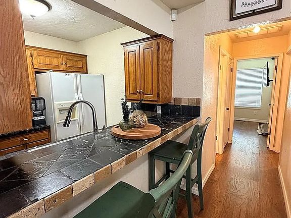 2nd image of 800 NE 17th Ct