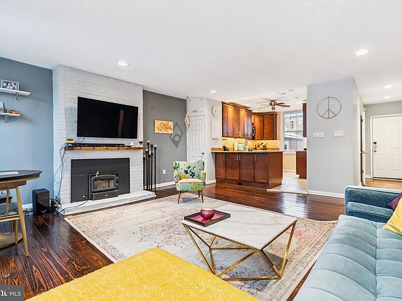 4th image of 1110 Lombard St APT 3