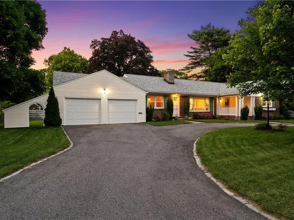 141 Weetamoe Dr, Warwick, RI 02888