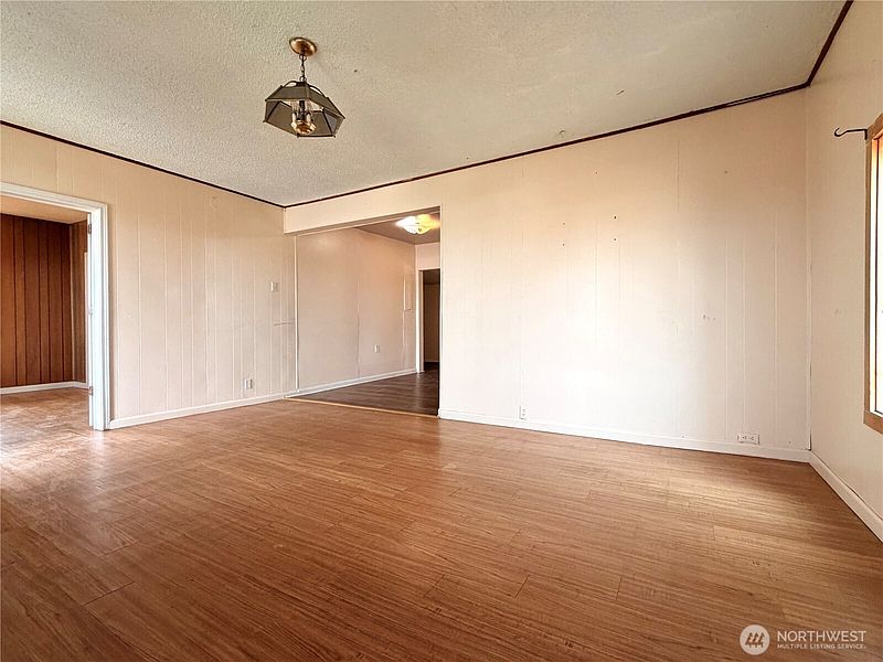 5th image of 213 Bridge Street S