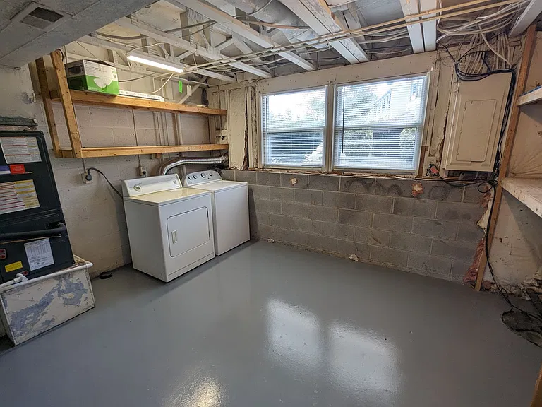 1390 David Ln — Photo 24