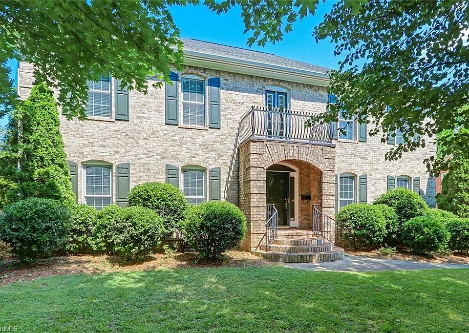 1st image of 906 McDowell Dr