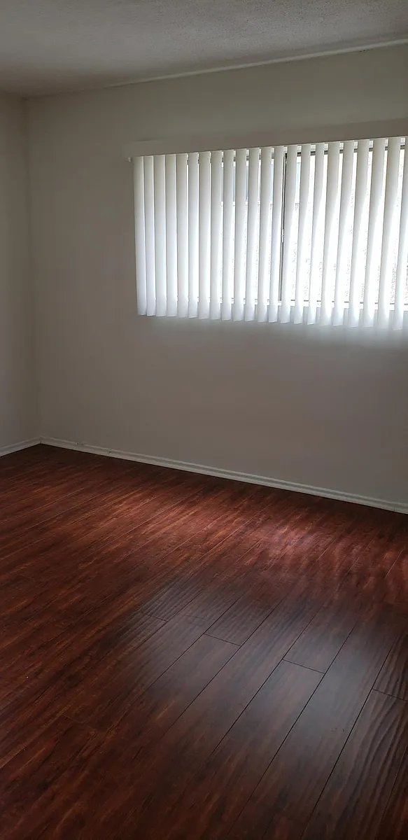 Building Photo - 1427 Rock Glen Ave #10