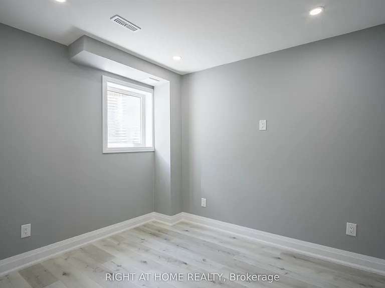 136 Durhamview Cres — Photo 8