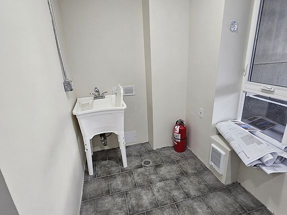 5th image of 686 Eagle Ave #2B