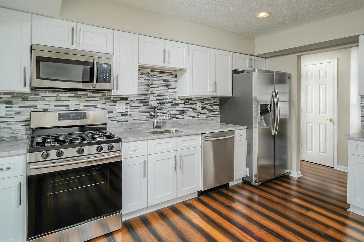 6 bed, 2432 sqft, $4,950 — Photo 2