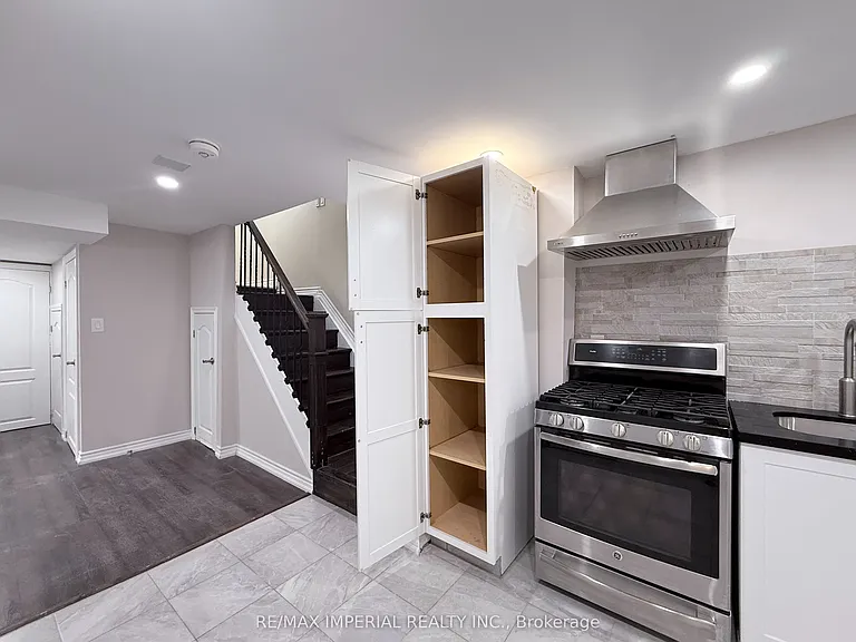 17 Deerwood Cres — Photo 1