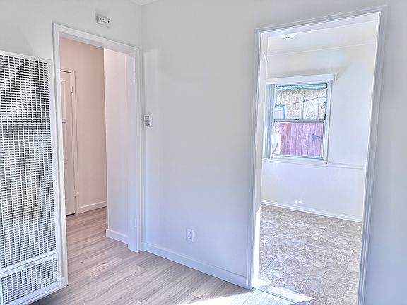 5th image of 2464 N Buena Vista St #2464