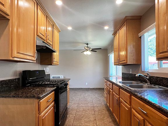 5th image of 131 S Hamlin St #D