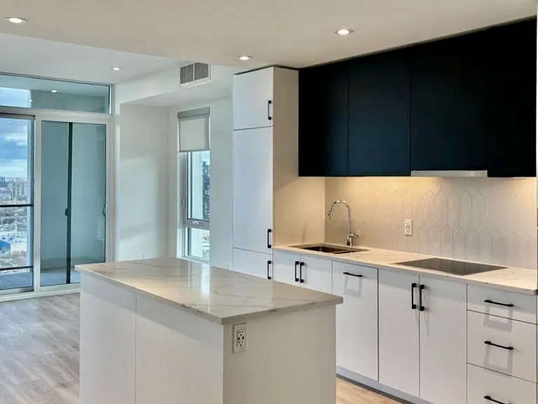 741 King St W #912 — Photo 3