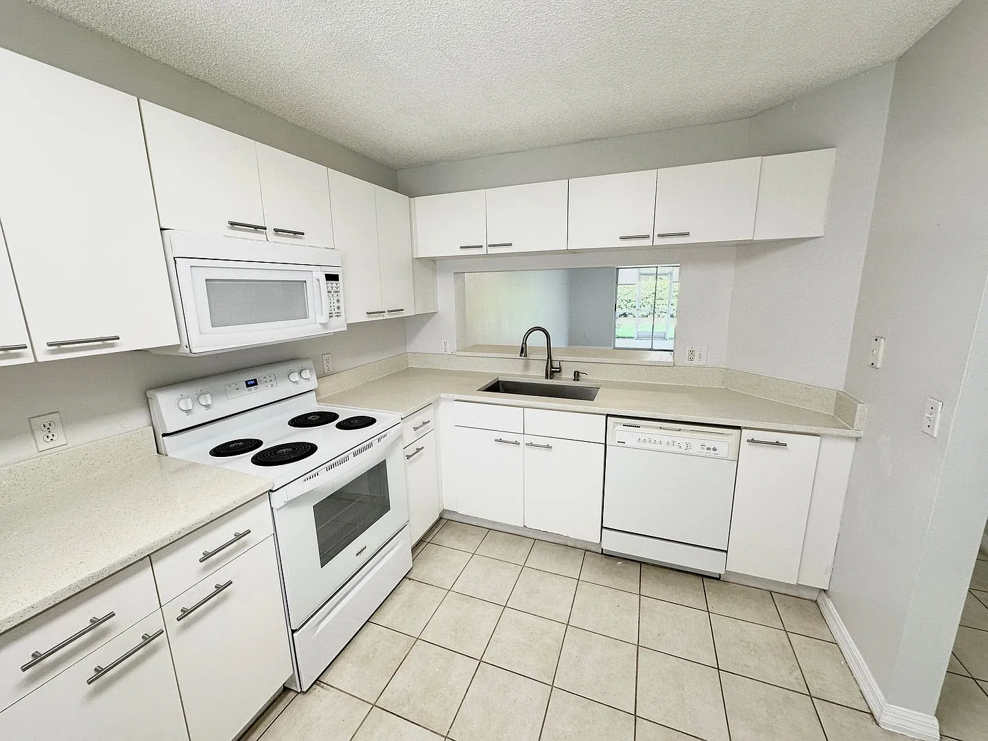 ** Villages At Emerald Lakes ** 2 Bed / 2 Bath Condo - First Floor - Great Location! - Annual Rental — Photo 3