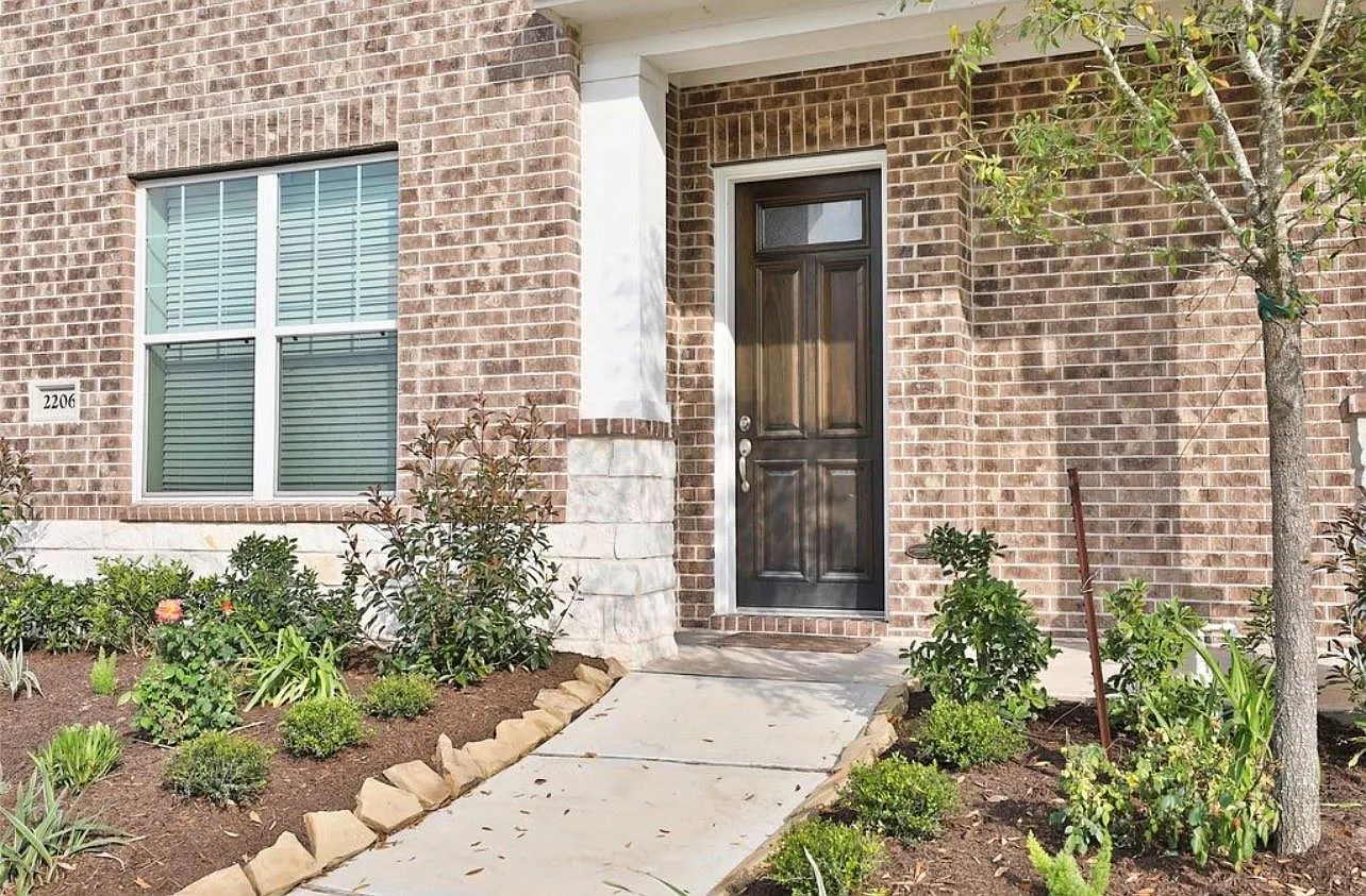 3 bed, 2.5 bath, 2553 sqft, $3,500 — Photo 2