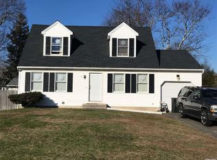 33 Stanley Dr, Shirley, NY 11967