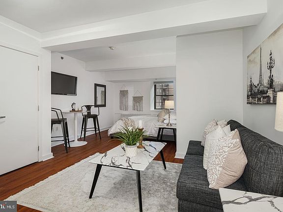 4th image of 219-29 S 18th St #609