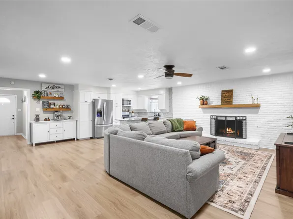 213 Wilshire Dr, Euless, TX 76040