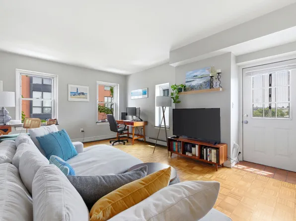 105 W 4th St APT 4A, Boston, MA 02127