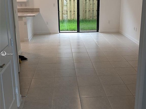 5th image of 402 NE 212th St #10