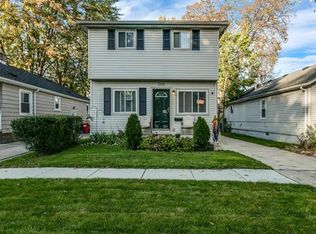 2126 Roslyn Rd, Grosse Pointe Woods, MI 48236