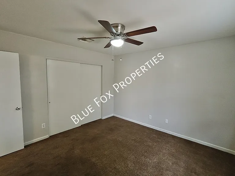 100 E Medina Rd — Photo 16